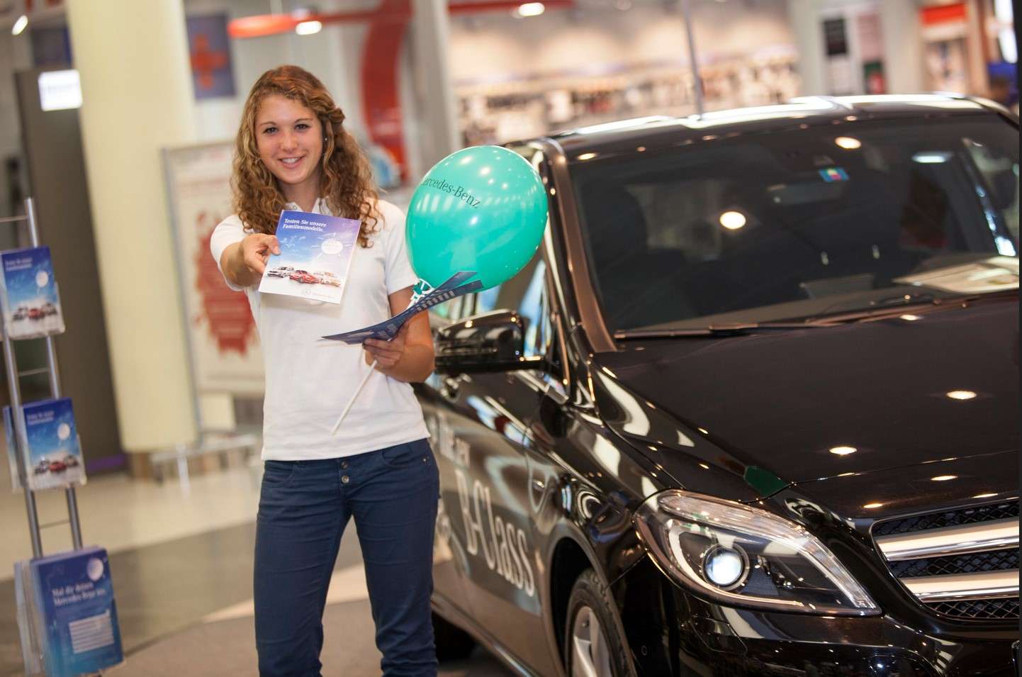 Mercedes Roadshow_Promotorin mit Flyer