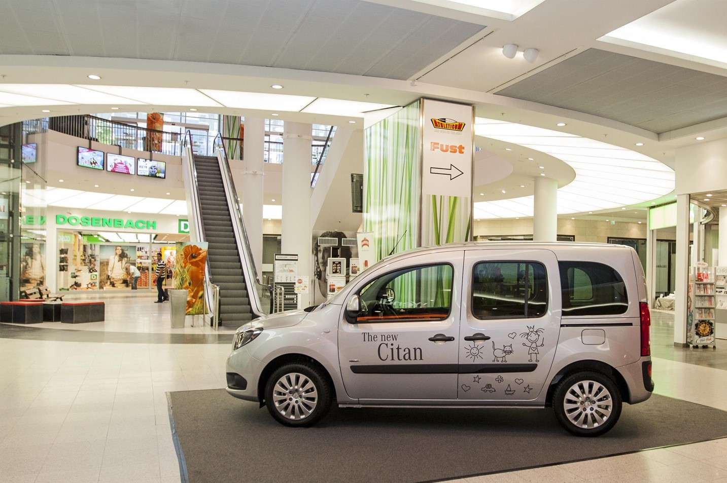 Mercedes Roadshow_Fahrzeug in Einkaufszentrum