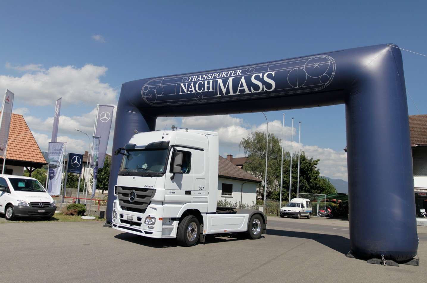 Merceds Trapo Tournee_LKW und Torbogen