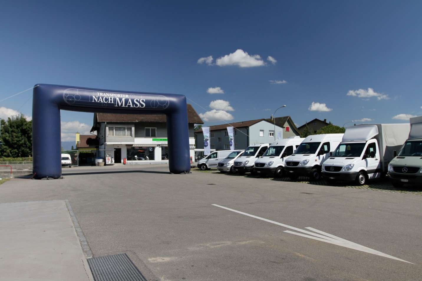Merceds Trapo Tournee_Torbogen & Lieferwagen