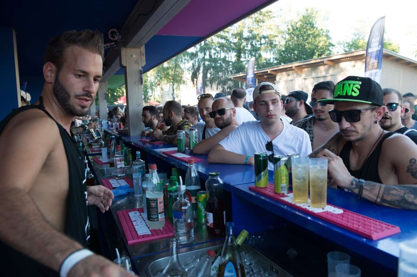 Pernod Ricard Festivalbar_Barmitarbeiter und Gäste