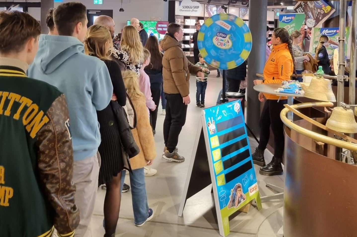Coop Hello Family Maestranis Chocolarium_Besucher:innen beim Anstehen