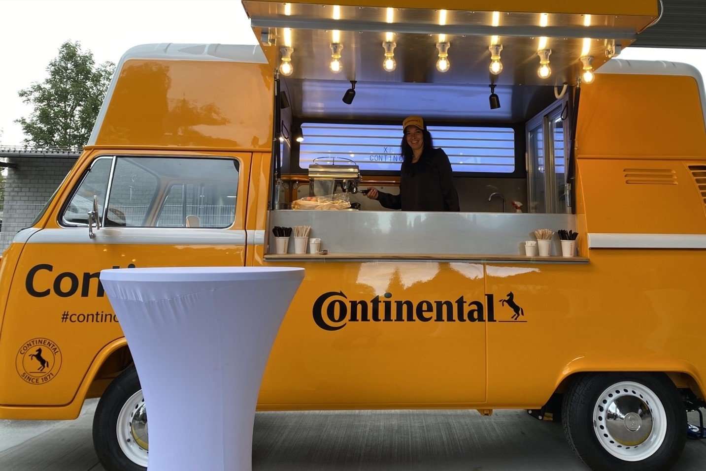 Continental Contino_Bus und Promotorin