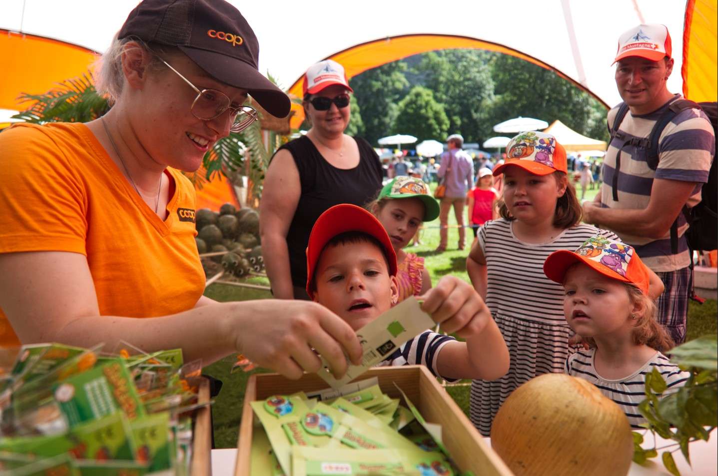 Coop Kinderland_Promotorin verteilt Give Aways