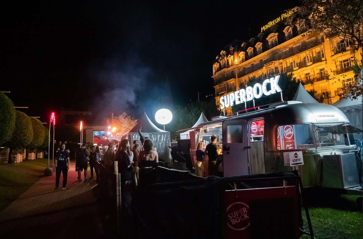 Feldschlösschen am Montreux Jass Festival_Airstream bei Nacht