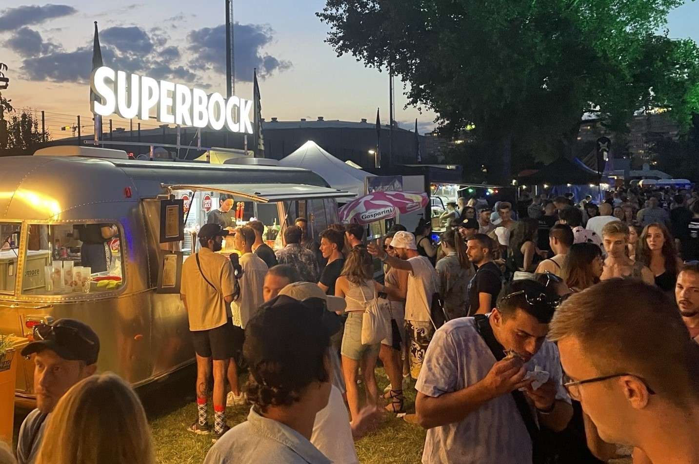 Feldschlässchen am Montreux Jass Festival_Besucher:innen