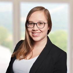 Portrait_Livia_Carigiet_hintergrund