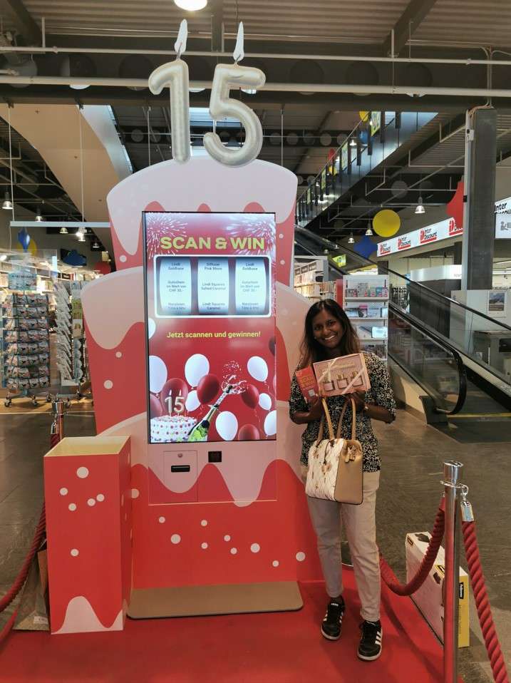 EKZ Lyssach Jubiläum_Besucherin am Terminal